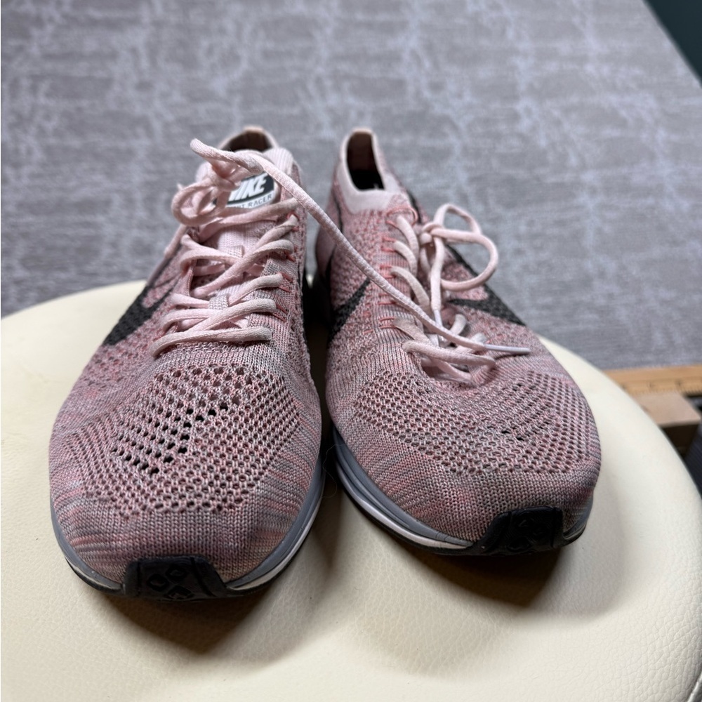 Nike Flyknit Racer Strawberry Running Shoe Pink Grey Women Size 7 - Picture 2 of 8